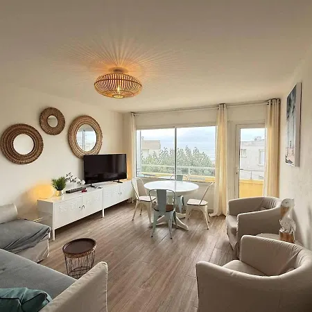 Sea View And At Your Feet Bright Apartament