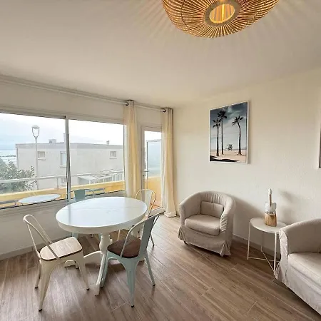 Sea View And At Your Feet Bright Apartment *