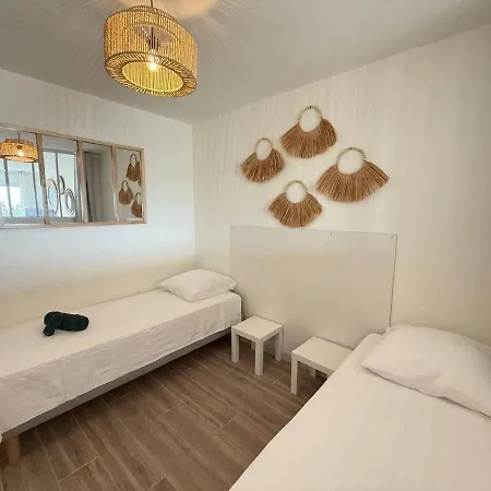 Sea View And At Your Feet Bright Apartment